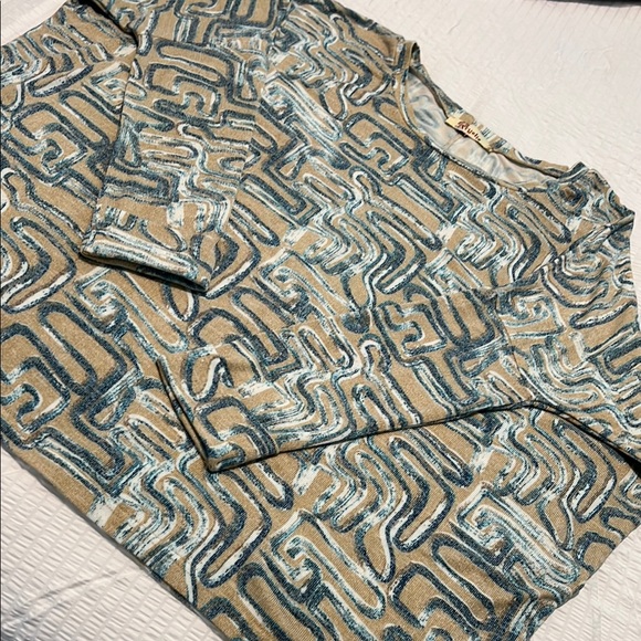 Abstract Patterned Women's Top - Picture 7 of 8